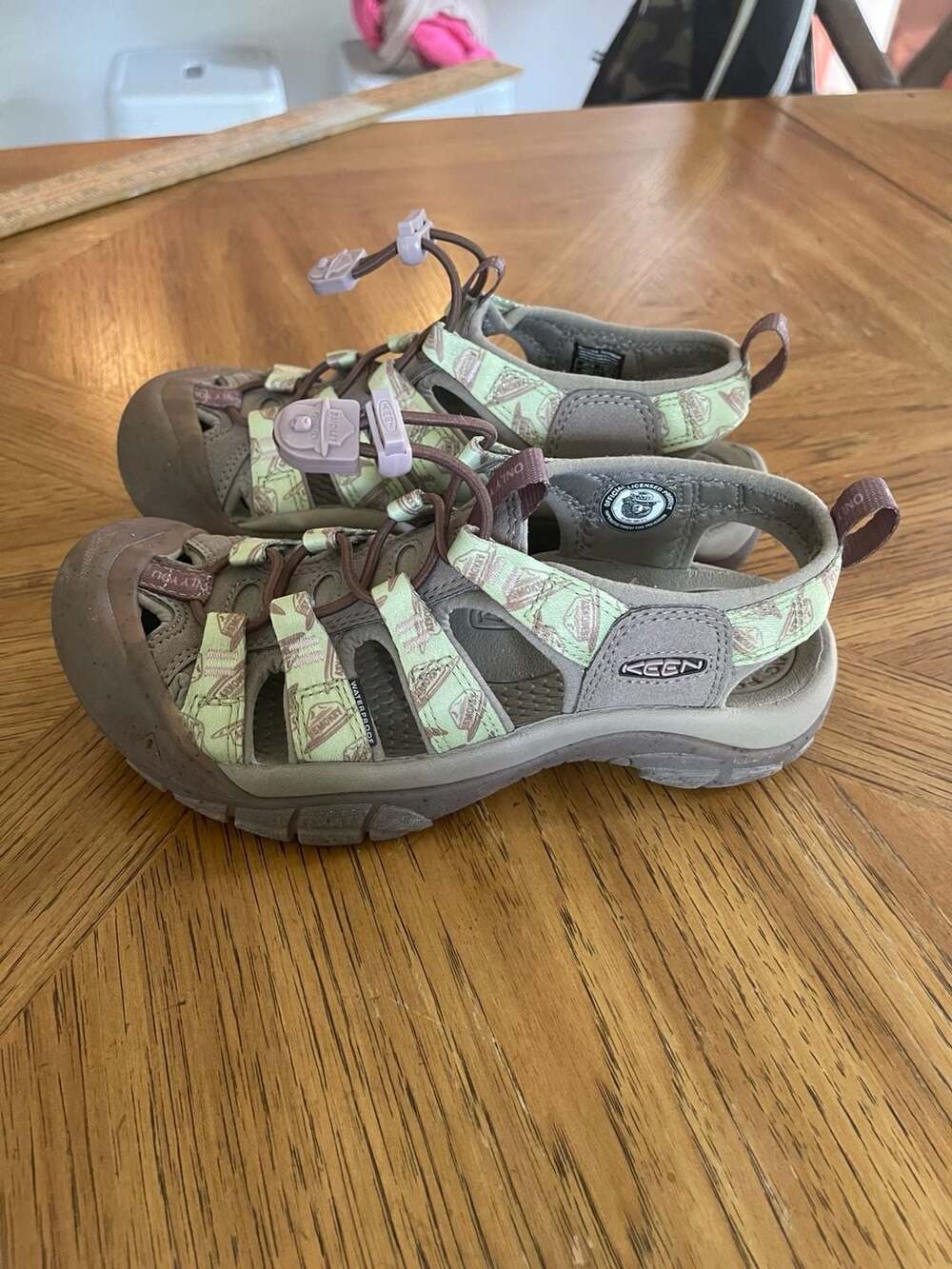 KEEN Women's Newport H2 Smokey Bear Edition Water Sandals size 6/youth 4